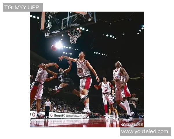 姚明转身扣篮瞬间展现力量与优雅的完美结合