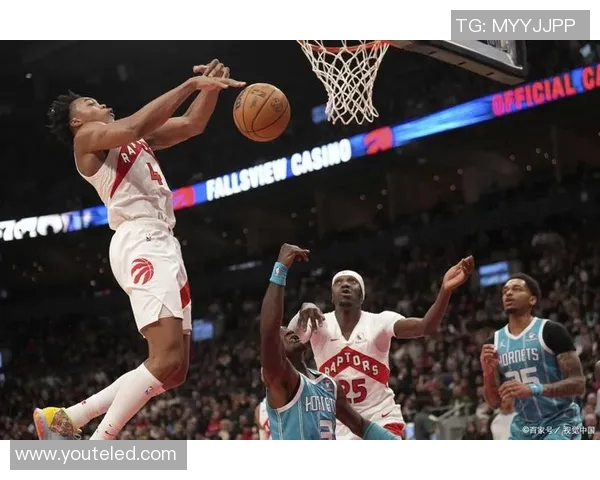 足球巨星挑战篮球场地展现跨界魅力引发球迷热议